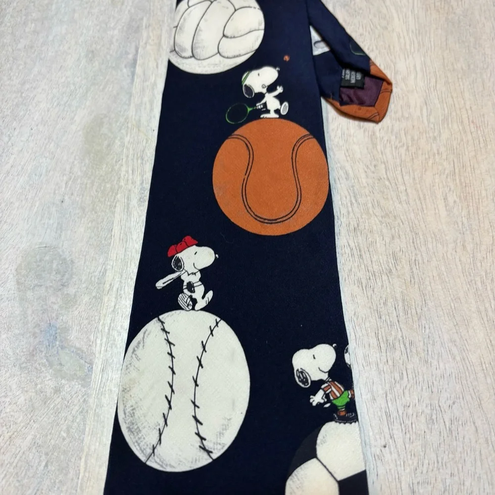 Snoopy the most valuable player‎ Sports Themed Tie peanuts